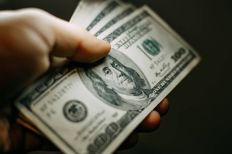 Dólar cai a R$ 4,21 com nova intervenção do BC e melhora de dados das exportações