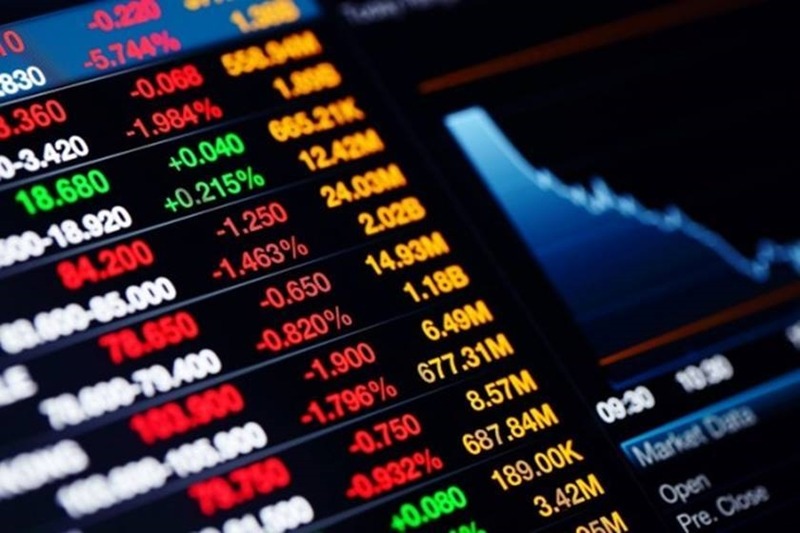 Com volume reduzido por feriado nos EUA, Ibovespa sobe e retoma 108 mil pontos