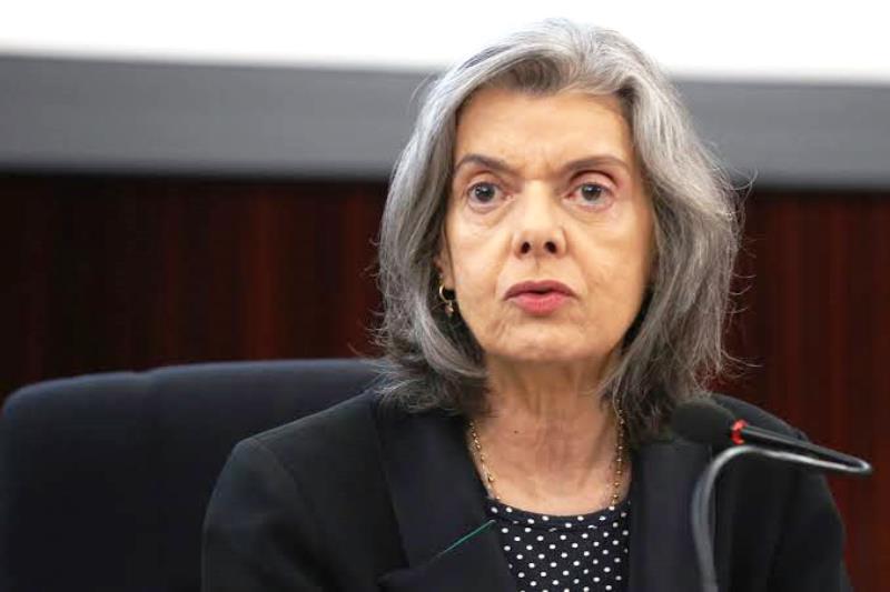 Cármen cobra explicações sobre ‘carteira verde e amarela’
