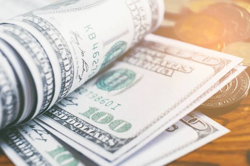 Dólar recua com exterior positivo antes de leilão de linha