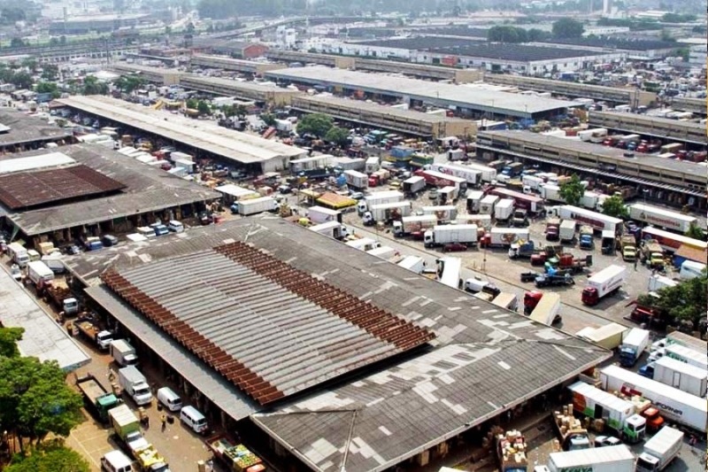 Ceagesp recebe 20 mil caminhões por dia às vésperas do Natal