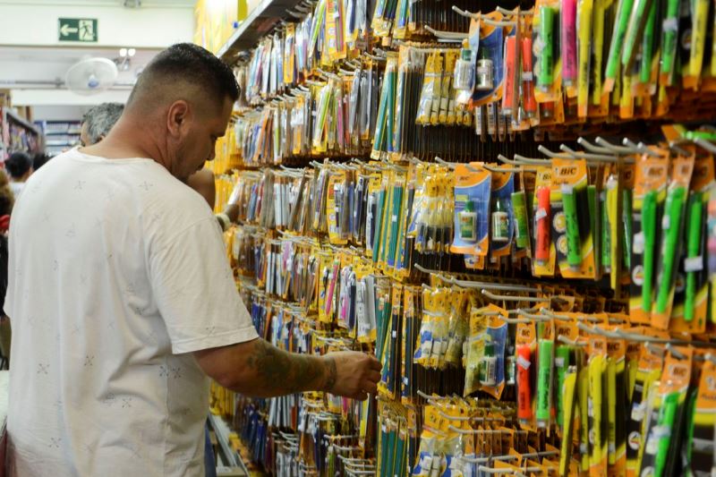 Ipem-SP identifica irregularidades em 8% dos materiais escolares