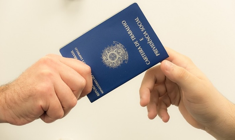 Desemprego dos pais empurra filhos mais cedo para o mercado de trabalho