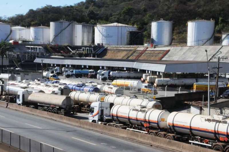 Piso mínimo de frete deveria ser reajustado de 15% a 18%, estimam caminhoneiros