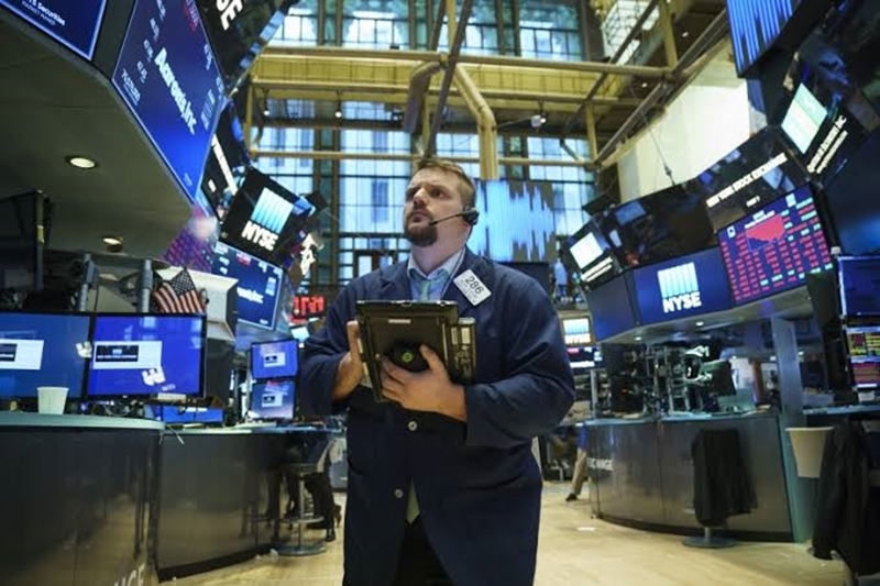 Bolsas de NY fecham em queda com tensão geopolítica e acordo EUA-China no radar