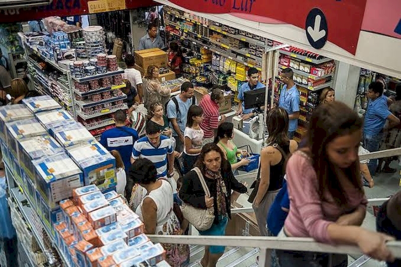Consumidor espera saldões para comprar com desconto produto mais caro