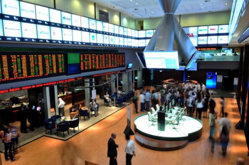 Dólar fecha em R$ 4,47 e nova marca recorde