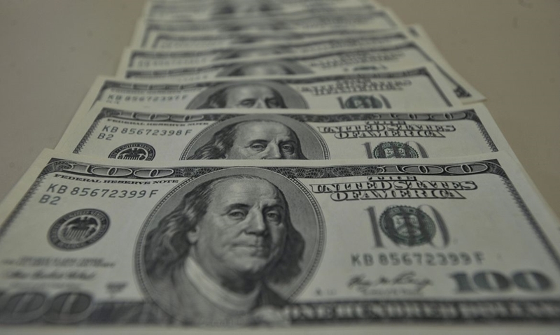 Dólar cai e fecha abaixo de R$ 4,34 após atuação do BC