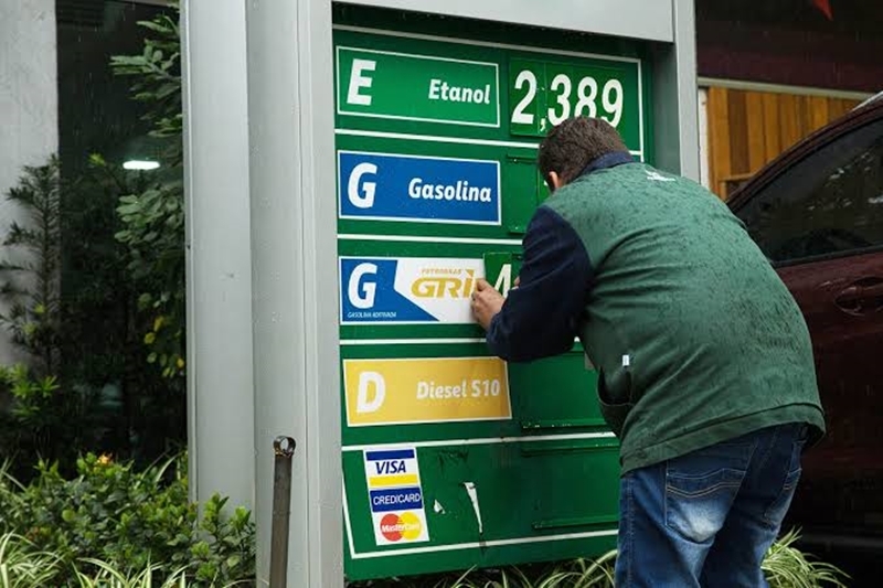 Bolsonaro propõe mudar ICMS de diesel e gasolina