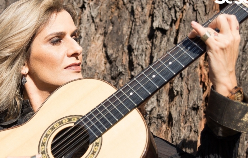 Violeira e compositora Adriana Farias se apresenta no SESC São Carlos