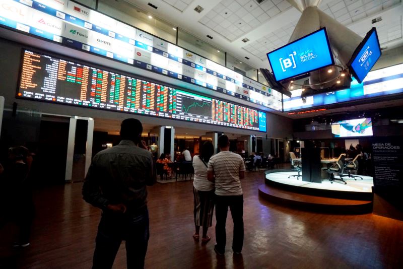 Bolsa fecha em queda de 12,17%, maior perda diária desde 1998