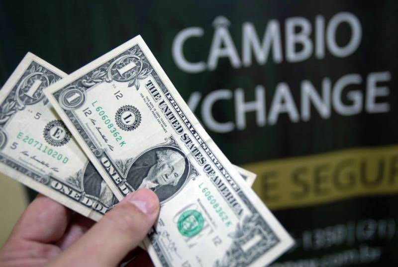 Em queda pela sexta sessão, dólar fecha em R$ 5,28