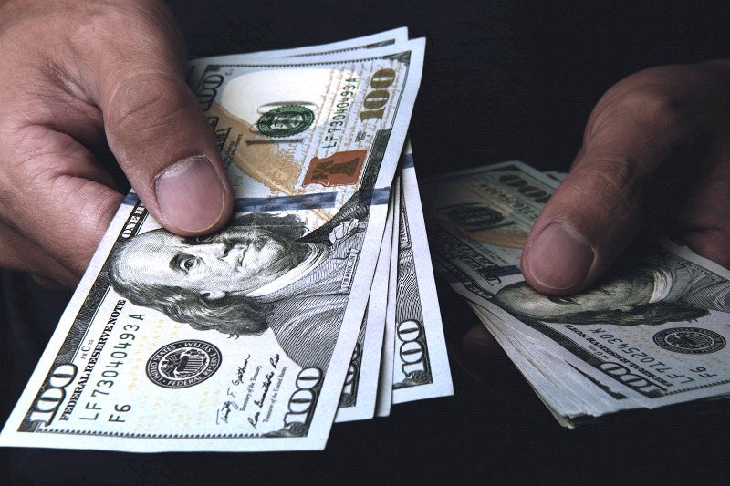 Dólar cai após quatro altas seguidas em dois dias