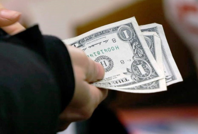 Bolsa opera em queda e dólar bate R$ 5,14