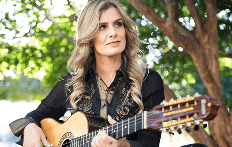 Adriana Farias é uma das atrações do cantinho da Viola do Sesc São Carlos