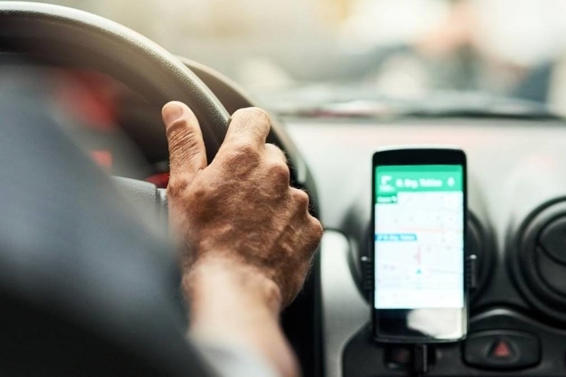 Motoristas de aplicativos estão abandonados pelas plataformas na quarentena