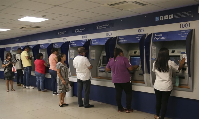 Caixa reduz juros e suspende pagamentos