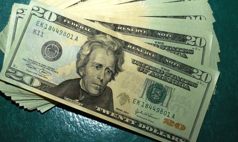 Dólar fecha próximo da estabilidade, mas volta a bater recorde