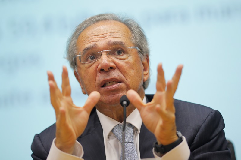 Guedes diz que PIB pode cair até 4%