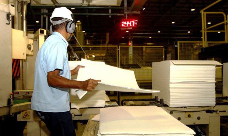 Faturamento da indústria desacelera em fevereiro
