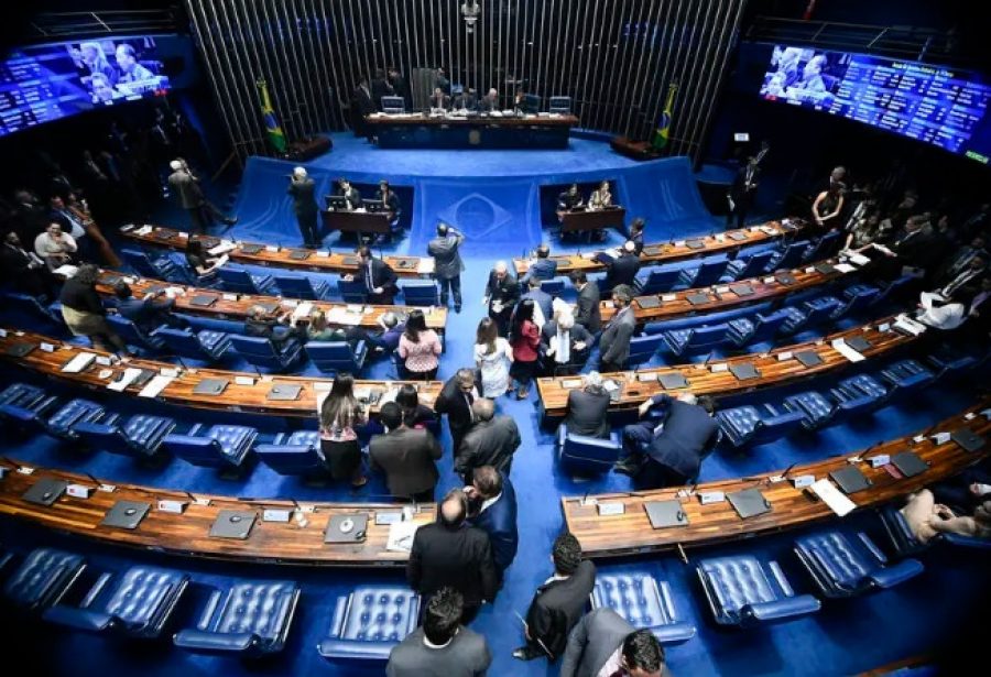 Senado quer proibir que empresa socorrida pelo BC demita