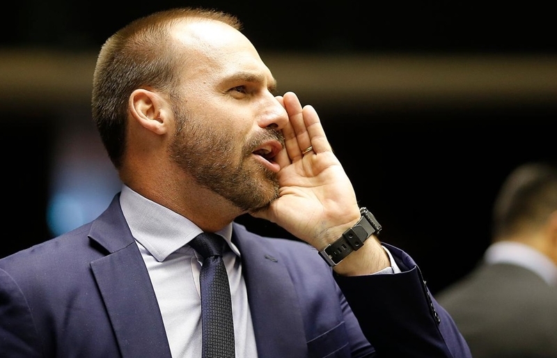 Eduardo Bolsonaro avalia que terá passaporte apreendido e fala em ‘jogo combinado’