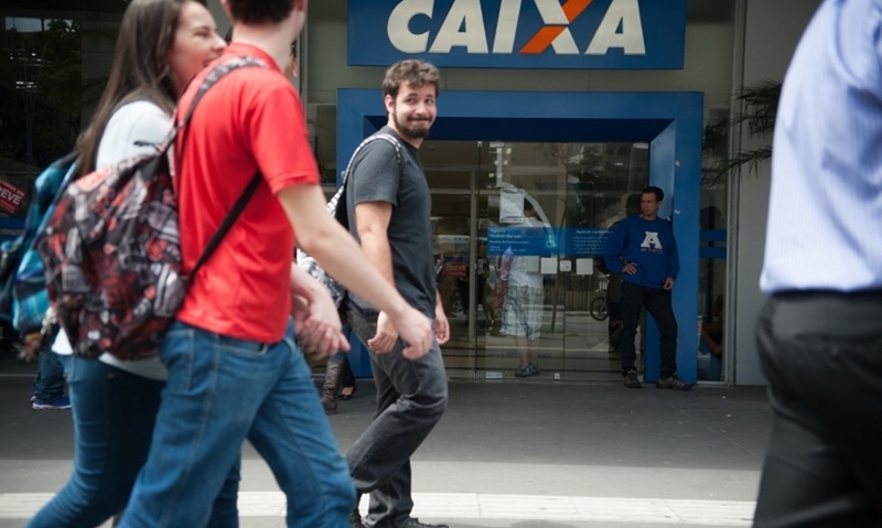 Cerca de 800 agências da Caixa estarão abertas hoje das 8h às 12h