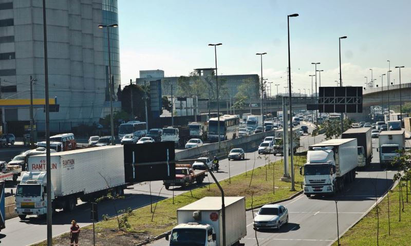 São Paulo retoma e amplia rodízio de veículos para conter coronavírus