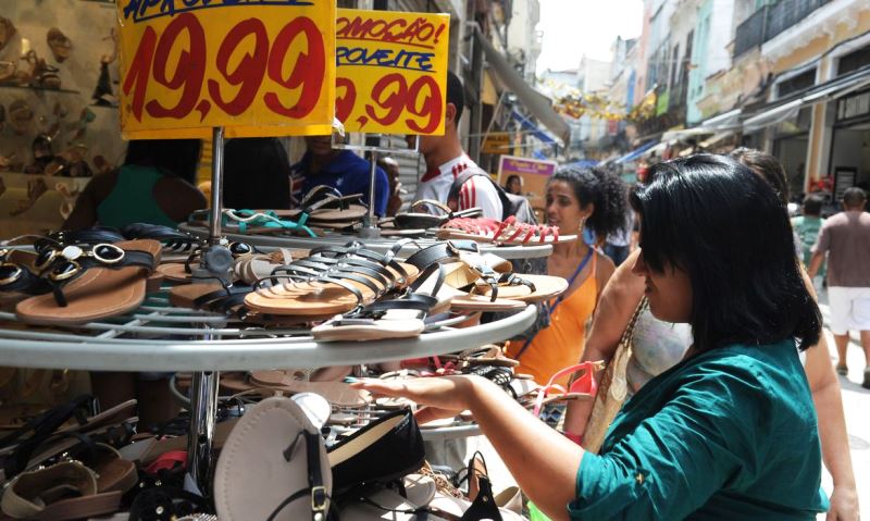 Confiança de empresários e consumidores cresce em junho, diz prévia