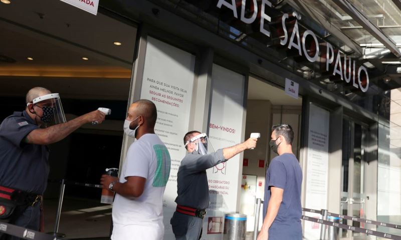 Varejo recua 16,8% de março para abril