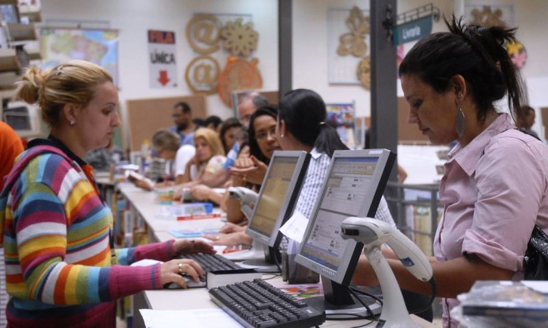 Intenção de consumo das famílias tem maior queda em dez anos