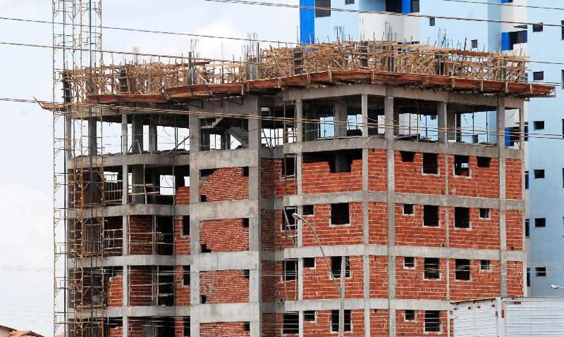 Construção recupera confiança e parte das perdas de março e abril