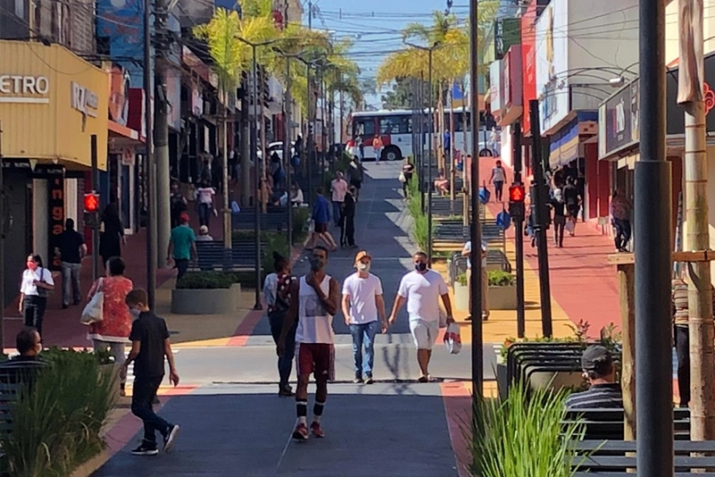 ACISC e Sincomercio protocolam pedido de alteração no horário do comércio