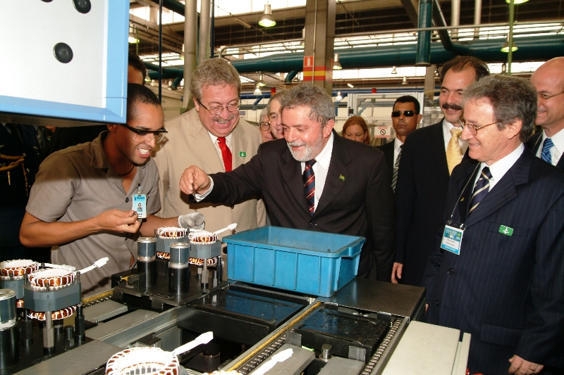 Empresas demitem mais de 500 trabalhadores