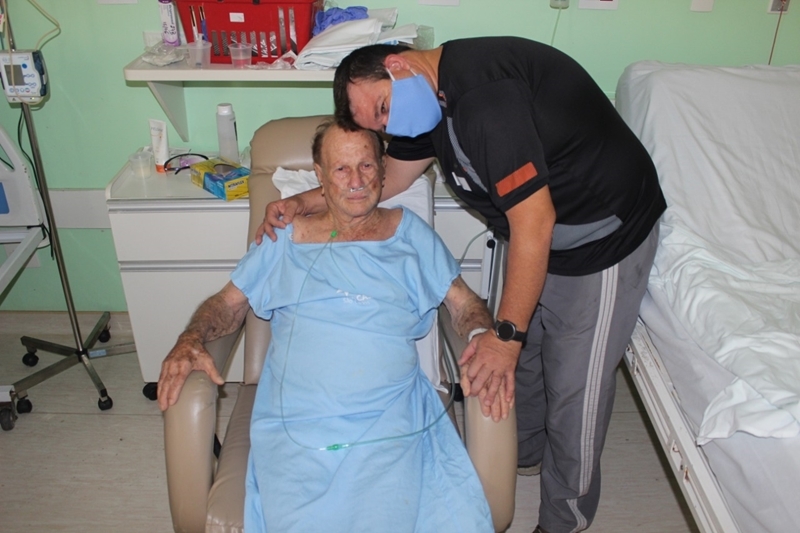 Idoso de quase 90 anos infectado pelo coronavírus recebe alta da Santa Casa de São Carlos