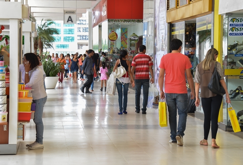 Atividade comercial de 2018 teve menos estabelecimentos e mais empregados