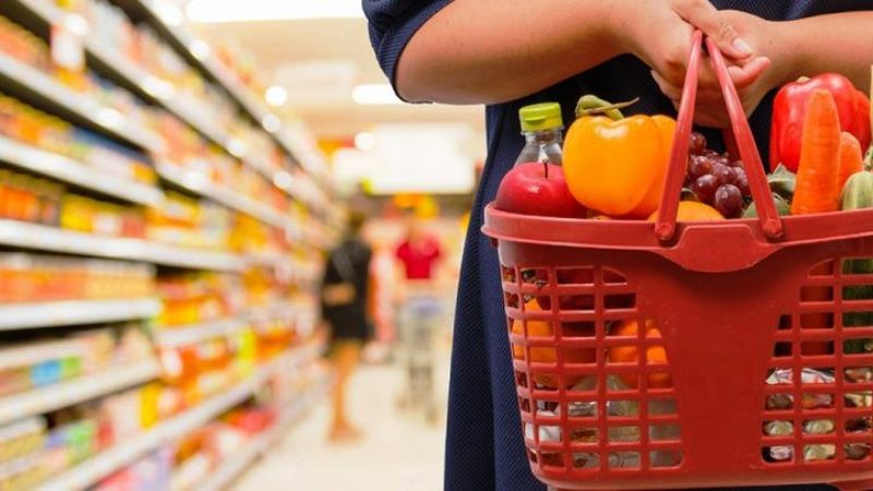 Intenção de consumo das famílias cai para piso histórico