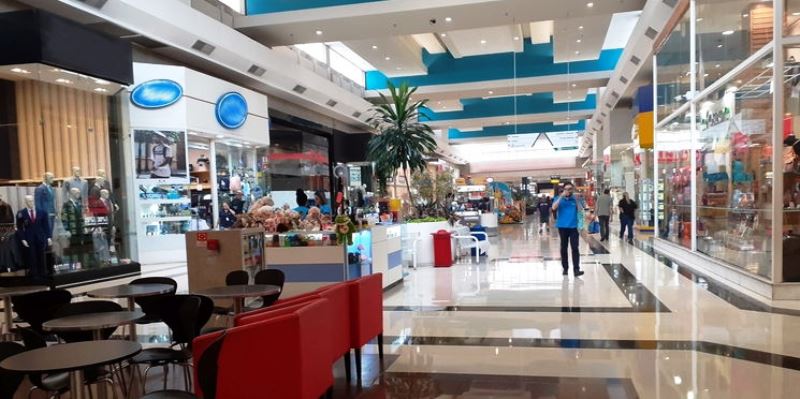 Com shoppings vazios, comerciantes abrem lojas para faturar R$ 50 por dia