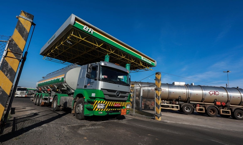 Petrobras reduz em 4% preço da gasolina nas refinarias