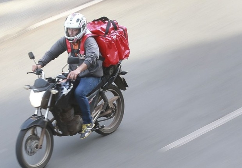 Trabalhador enfrenta fila de espera para se tornar entregador em aplicativos
