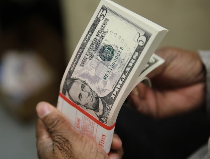 Dólar abre negociações em leve alta, permanecendo acima de R$ 5,30
