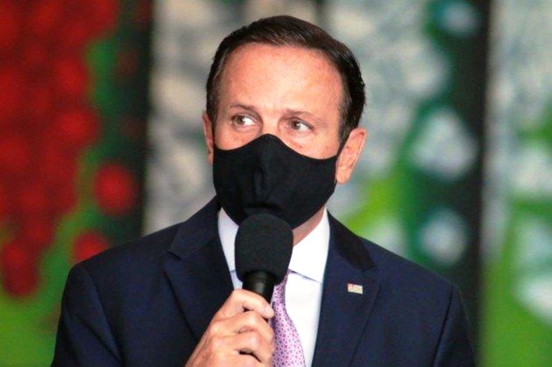 Doria diz que não deixará de usar máscara e que gesto é um exemplo à população