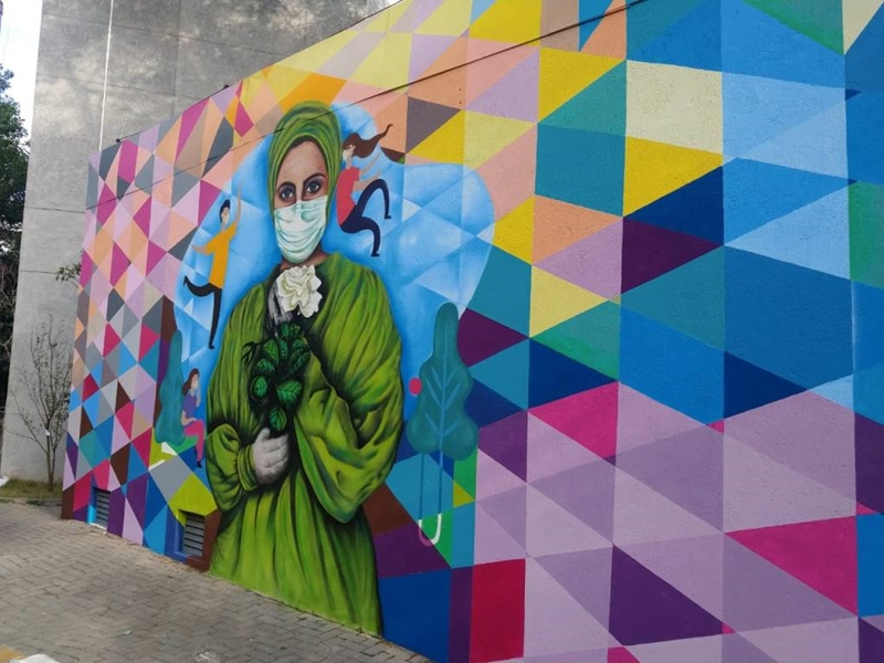 Artista faz grafite no HC em homenagem a profissionais da saúde
