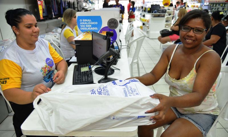 Confiança de serviços volta a cair depois de cinco altas