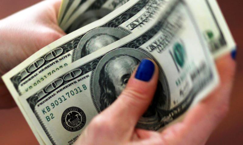 Dólar se afasta de mínimas com foco em negociações nos EUA