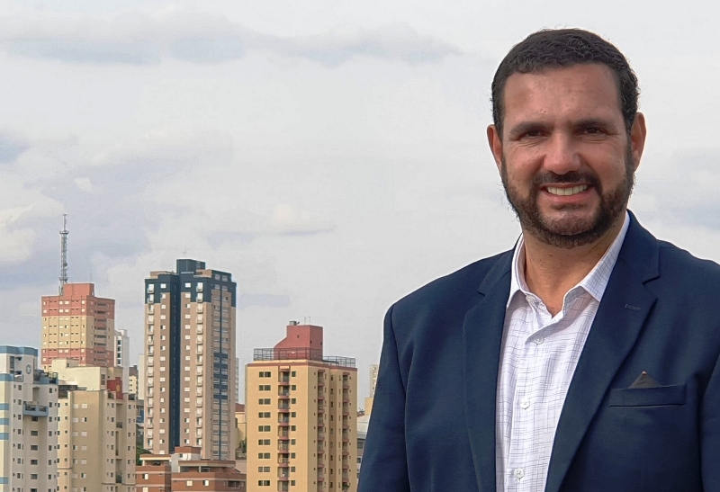 Júlio esboça gestão conectada com mundo globalizado