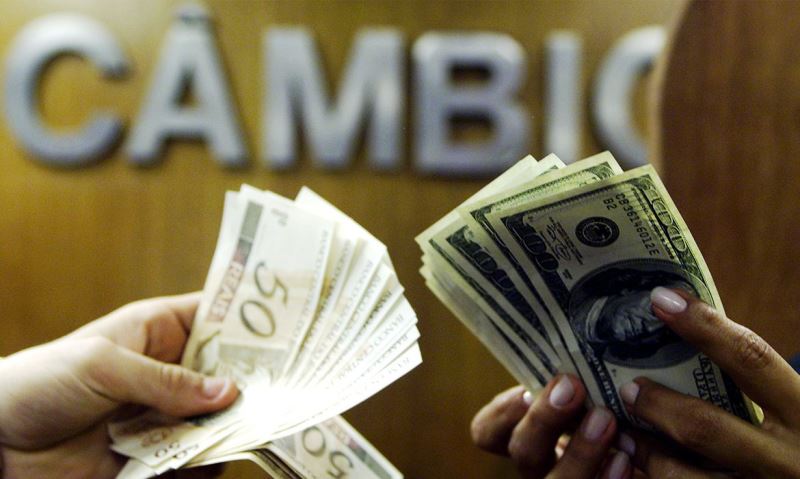Com cenário externo adverso, dólar volta a encostar em R$ 5,60