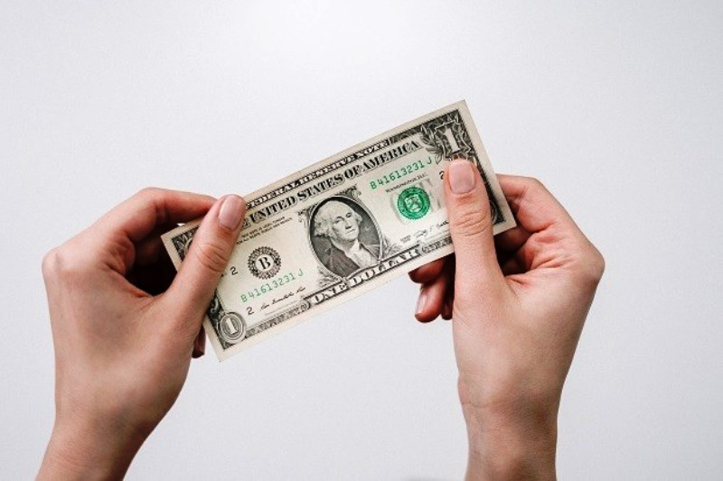 Dólar sobe com cautela no exterior e de olho em reformas e problema fiscal