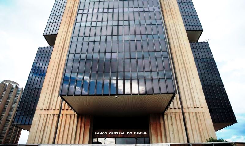 Empresas e pessoas físicas pagam juros mais altos em outubro