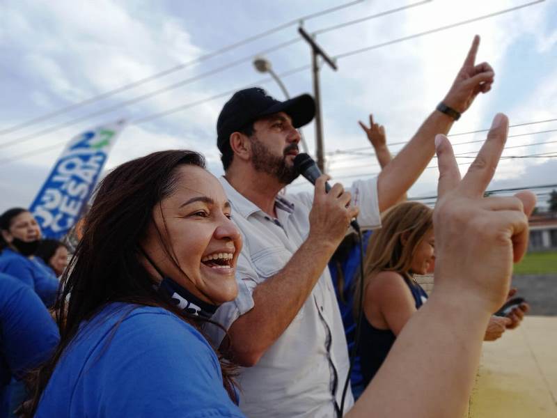 Júlio Cesar mostra força em trio pelas ruas